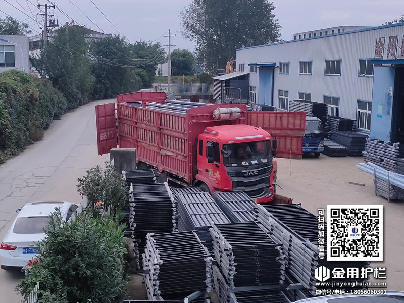2023年10月10日鋅鋼連廊護欄裝車發(fā)貨！