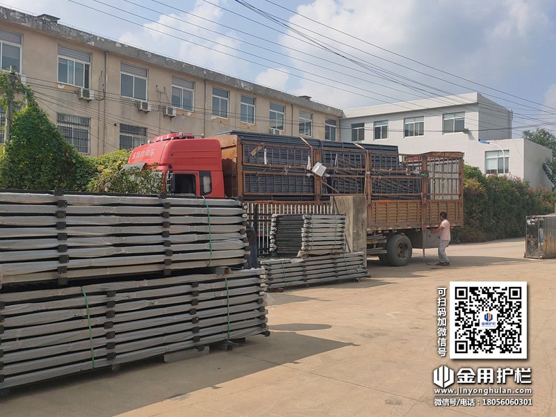 2023年10月12日鋅鋼百葉窗裝車發貨！