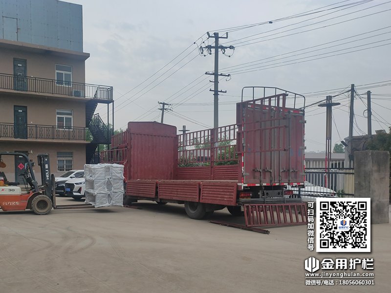 2024年4月17日鋅鋼空調(diào)護欄裝車發(fā)貨！