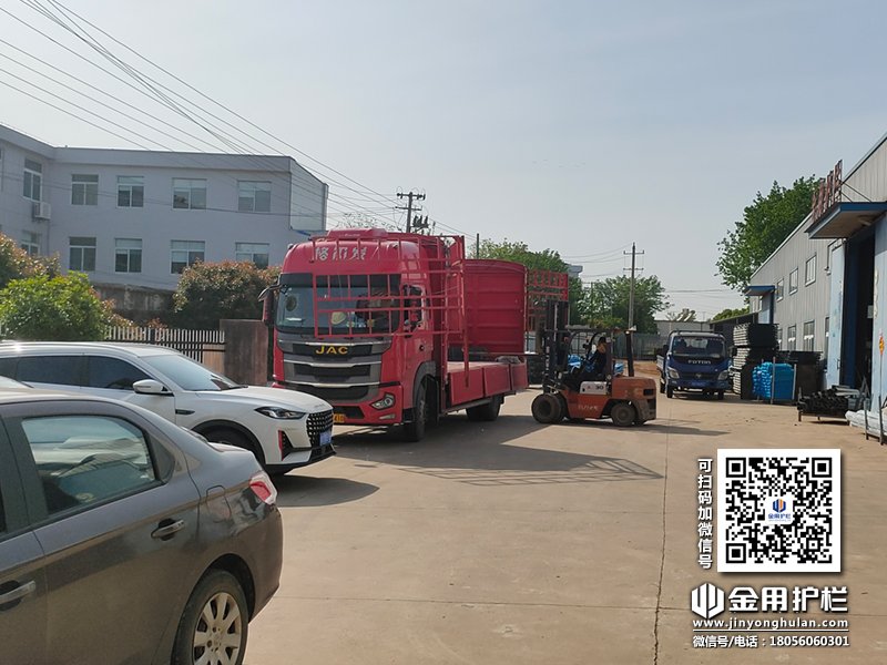 2024年4月18日鋅鋼護(hù)窗欄桿裝車發(fā)貨！