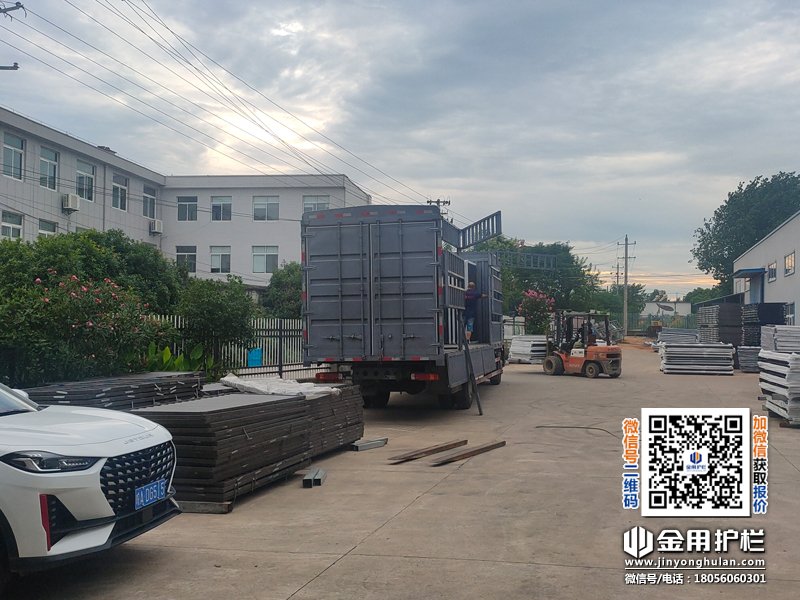 2024年7月17日鋁合金百葉窗裝車發貨！