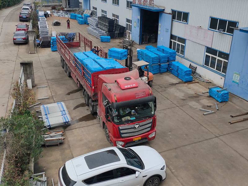 2024年11月21日鋅鋼陽臺(tái)護(hù)欄裝車發(fā)貨！