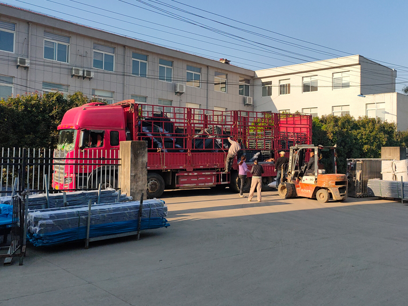 2024年12月3日鋅鋼飄窗欄桿裝車發(fā)貨！