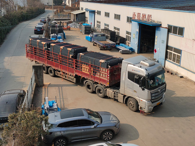 2025年2月25日鋅鋼圍墻護欄裝車發貨! 2025年2月25日鋅鋼圍墻護欄裝車發貨!