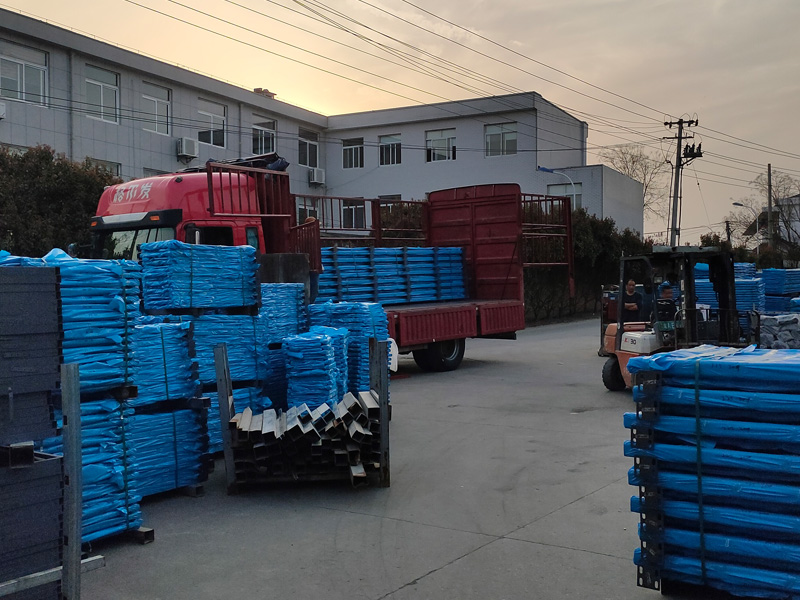 2025年3月25日鋅鋼護窗欄桿裝車發(fā)貨! 2025年3月25日鋅鋼護窗欄桿裝車發(fā)貨!