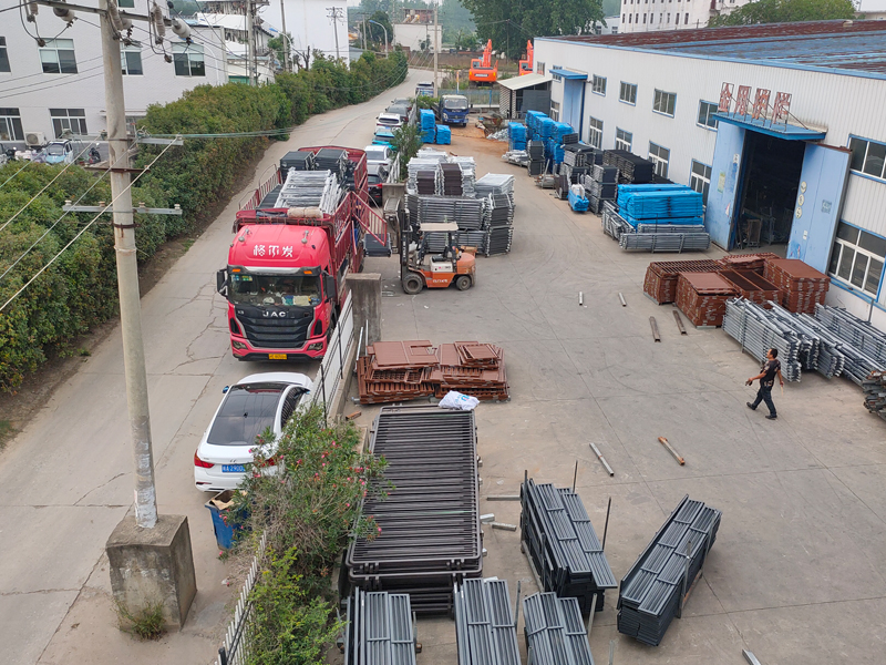 2025年6月4日鋅鋼玻璃護欄裝車發貨！