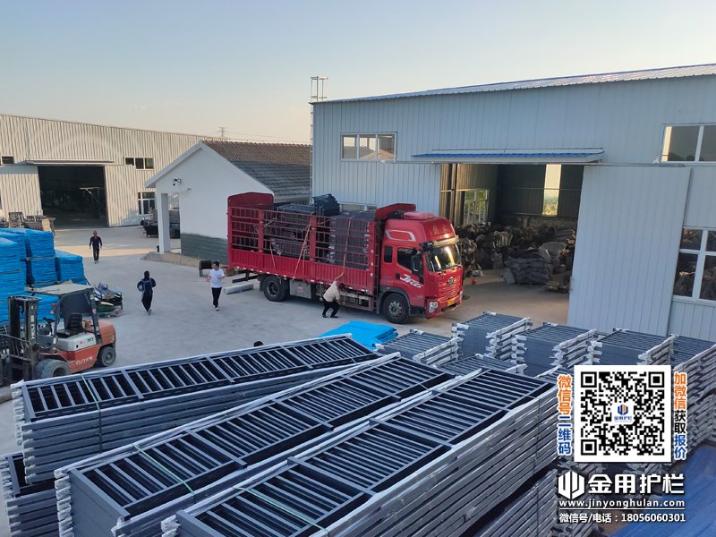 2025年7月23日鋁合金陽臺護欄裝車發貨! 2025年7月23日鋁合金陽臺護欄裝車發貨!